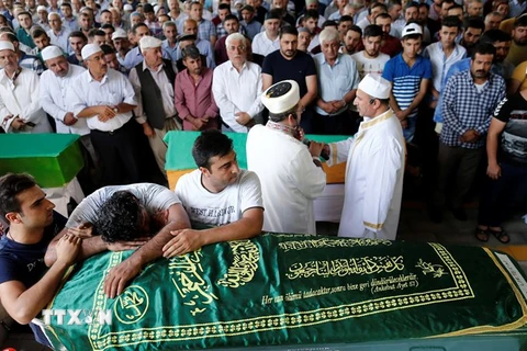 Lễ tang nạn nhân thiệt mạng trong vụ đánh bom ở Gaziantep. (Nguồn: EPA/TTXVN)