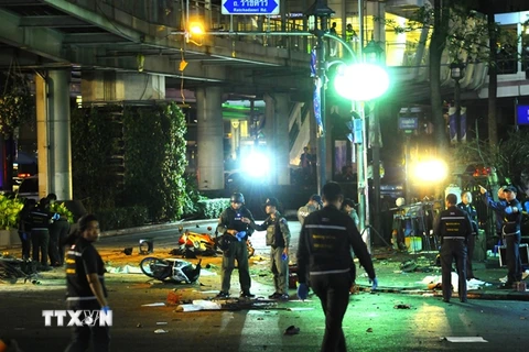 Cảnh sát Thái Lan điều tra tại hiện trường vụ nổ ở đền thờ Erawan, Bangkok ngày 17/8/2015. (Nguồn: THX/TTXVN)