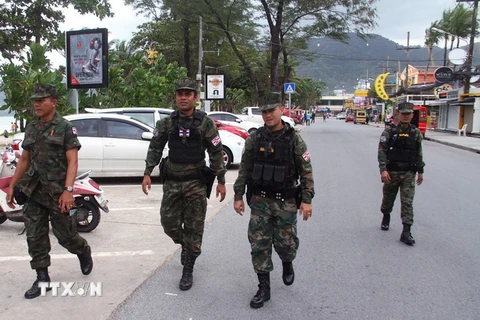Cảnh sát Thái Lan tuần tra tại khu vực bờ biển Patong ở Phuket sau hai vụ nổ bom ngày 12/8. (Nguồn: EPA/TTXVN)
