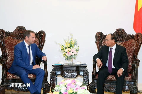 Thủ tướng Nguyễn Xuân Phúc tiếp ngài Jean-Noel Poirier, Đại sứ Đặc mệnh toàn quyền Cộng hòa Pháp tại Việt Nam. (Ảnh: Thống Nhất/TTXVN)