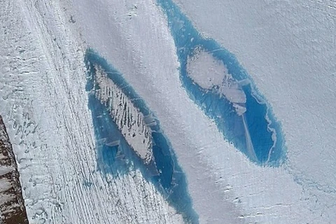 Những hồ nước màu xanh dương trên bề mặt sông băng Nam Cực. (Nguồn: Digital Globe)