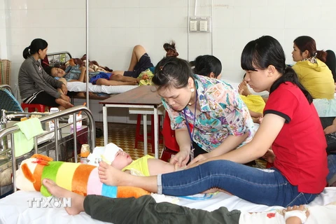 Bệnh nhân sốt xuất huyết được chăm sóc tại Bệnh viện Đa khoa tỉnh Đắk Lắk. (Ảnh: Dương Giang/TTXVN)