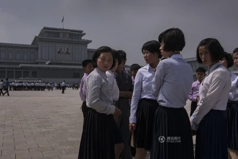 Một nhóm học sinh nữ Triều Tiên trước Cung kỷ niệm Kumsusan. Ảnh minh họa. (Nguồn: QQ)