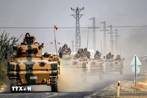 : Xe tăng quân đội Thổ Nhĩ Kỳ đóng tiến vào thị trấn biên giới Jarabulus của Syria ngày 25/8. (Nguồn: AFP/TTXVN)