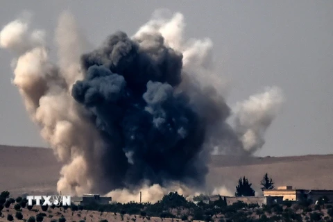 Khói bốc lên sau cuộc không kích của quân đội Thổ Nhĩ Kỳ tại khu vực Gaziantep, giáp giới Syria ngày 24/8. (Nguồn: AFP/TTXVN)