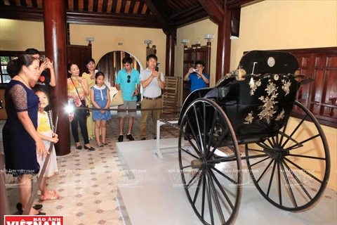 Chiếc xe kéo tay của Hoàng Thái Hậu Từ Minh thu hút sự quan tâm của du khách khi tham quan không gian nhà Tả Trà