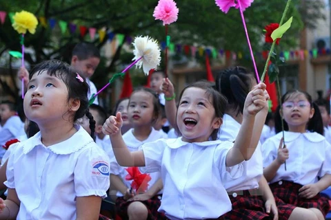 Niềm vui của học sinh lớp 1 trong ngày khai giảng năm học mới tại Trường Phổ thông cơ sở Nguyễn Đình Chiểu, Hà Nội. (Ảnh minh họa: Quý Trung/TTXVN)