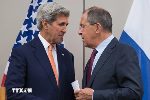  Ngoại trưởng Nga Sergei Lavrov (phải) và người đồng cấp Mỹ John Kerry. (Nguồn: THX/TTXVN)