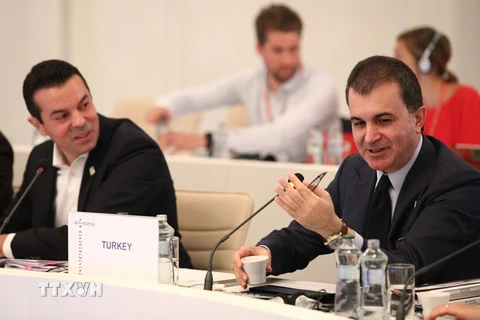 Bộ trưởng phụ trách châu Âu của Thổ Nhĩ Kỳ Ömer Celik (phải) phát biểu tại Hội nghị không chính thức các Ngoại trưởng EU ở Bratislava. (Nguồn: THX/TTXVN)