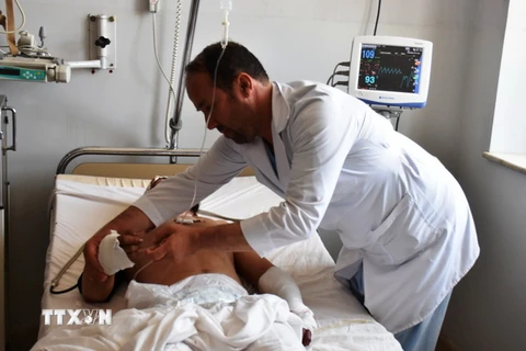 Cấp cứu người bị thương trong vụ đánh bom liều chết tại Tajkirgan ngày 25/8. (Nguồn: THX/TTXVN)