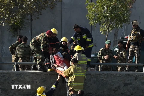 Lực lượng an ninh và cứu hộ Afghanistan chuyển thi thể nạn nhân tại hiện trường vụ đánh bom ở Kabul ngày 5/9. (Nguồn: AFP/TTXVN)