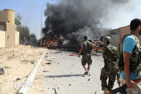 Lực lượng ủng hộ Chính phủ Libya tham gia chiến dịch chống IS ở Sirte ngày 16/8. (Nguồn: THX/TTXVN)