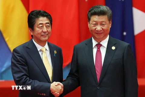 Chủ tịch Trung Quốc Tập Cận Bình (phải) và Thủ tướng Nhật Bản Shinzo Abe. (Nguồn: EPA/TTXVN)
