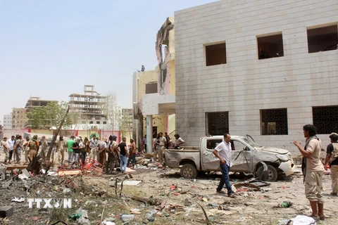 Hiện trường vụ đánh bom xe ở Aden, Yemen ngày 29/8. (Nguồn: AFP/TTXVN)