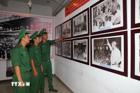 Triển lãm chuyên đề "Xây dựng nhà nước của dân, do dân, vì dân theo tư tưởng Hồ Chí Minh" tại Thừa Thiên-Huế. (Ảnh: Hồ Cầu/TTXVN)