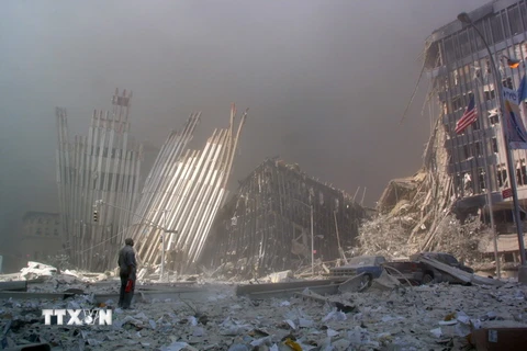 Cảnh đổ nát sau vụ tấn công khủng bố nhằm vào Trung tâm Thương mại thế giới ở thành phố New York ngày 11/9/2001. (Nguồn: AFP/TTXVN)