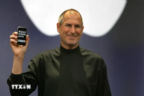 Cố Chủ tịch Tập đoàn Apple Steve Jobs giới thiệu điện thoại di động mới "iPhone" tại San Francisco, California ngày 9/1/2007. (Nguồn: AFP/TTXVN)