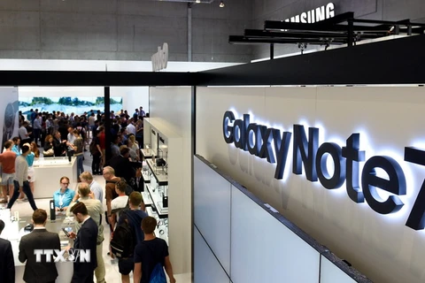 Khách hàng thử nghiệm điện thoại Galaxy Note 7 và các sản phẩm khác của hãng Samsung tại Hội chợ thương mại quốc tế IFA ở Berlin, Đức ngày 2/9. (Nguồn: EPA/TTXVN)