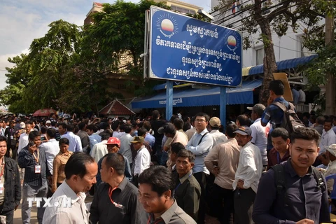 Quang cảnh trước trụ sở CNRP trong thời gian Tòa sơ thẩm Phnom Penh xét xử ông Kem Sokha. (Ảnh: Phan Minh Hưng/TTXVN)