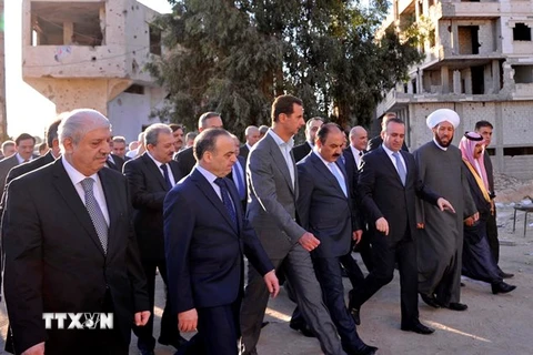 Tổng thống Syria Bashar al-Assad (giữa, hàng đầu) tại thị trấn Daraya, ngoại ô thủ đô Damascus ngày 12/9. (Nguồn: EPA/TTXVN)