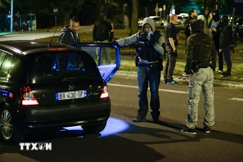 Cảnh sát Pháp làm nhiệm vụ trong chiến dịch bắt giữ các nghi can khủng bố tại Boussy-Saint-Antoine, phía nam thủ đô Paris ngày 8/9. (Nguồn: AFP/TTXV)