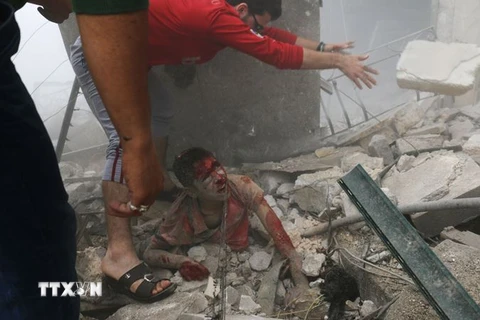 Chuyển nạn nhân ra khỏi các đống đổ nát sau vụ không kích tại thành phố Aleppo ngày 10/9. (Nguồn: AFP/TTXVN)