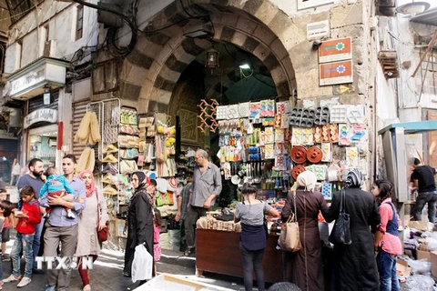  Người dân Syria mua sắm chuẩn bị cho kỳ nghỉ lễ Eid tại khu chợ cổ ở thủ đô Damascus ngày 10/9. (Nguồn: EPA/TTXVN)
