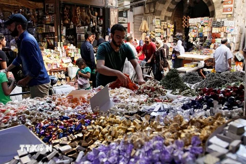 Người dân Syria mua sắm chuẩn bị cho kỳ nghỉ lễ Eid tại khu chợ cổ ở thủ đô Damascus ngày 10/9. (Nguồn: EPA/TTXVN)