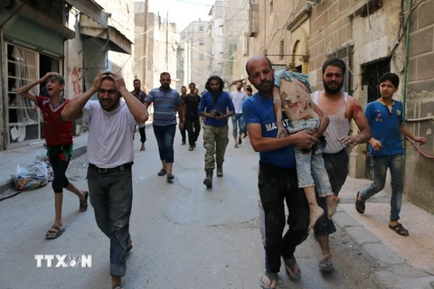 Chuyển nạn nhân bị thương tới bệnh viện sau vụ không kích tại thành phố Aleppo ngày 10/9. (Nguồn: EPA/TTXVN)