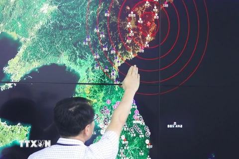 Một chuyên gia Cơ quan Khí tượng Hàn Quốc phân tích các dư chấn đo được sau vụ nổ được cho là vụ thử hạt nhân của Triều Tiên, tại Seoul ngày 9/9. (Nguồn: AFP/TTXVN)