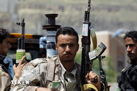  Các tay súng Houthi tuần tra tại Sanaa, Yemen ngày 25/8. (Nguồn: EPA/TTXVN)