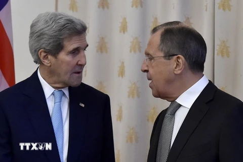Ngoại trưởng Mỹ John Kerry (trái) và Ngoại trưởng Nga Sergei Lavrov trong cuộc họp báo công bố đạt được thỏa thuận ngừng bắn ở Syria, tại Geneva, Thụy Sĩ ngày 9/9. (Nguồn: AFP/TTXVN)