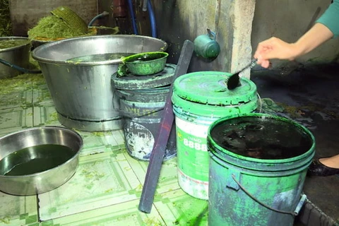 Các thùng hóa chất dùng để ngâm rau muonsg bào. (Nguồn: tuoitre.vn)