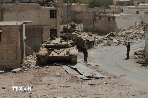 Binh sỹ Syria làm nhiệm vụ tại thị trấn Daraya, gần thủ đô Damascus. (Nguồn: THX/TTXVN)