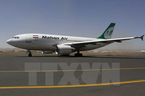 Máy bay thuộc hãng hàng không Mahan của Iran hạ cánh xuống sân bay quốc tế ở thủ đô Sanaa, Yemen ngày 1/3. (Nguồn: THX/TTXVN)