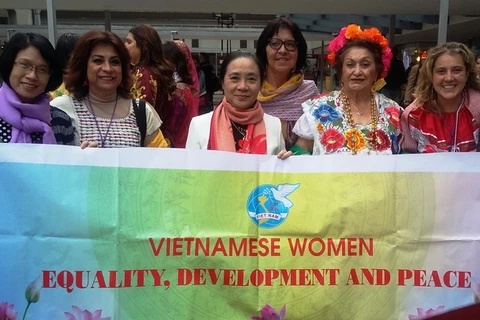 Đoàn Việt Nam mang khẩu hiệu “Phụ nữ Việt Nam vì Bình đẳng, Phát triển và Hòa bình” tham gia diễu hành vì hòa bình thế giới​. (Nguồn: TW Hội LHPN VN)