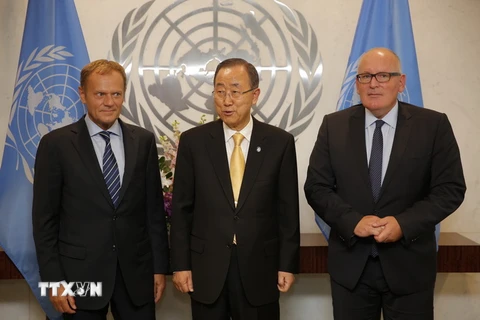 Chủ tịch Hội đồng châu Âu Donald Tusk (trái), Tổng thư ký LHQ Ban Ki-moon (giữa) và Phó Chủ tịch thứ nhất Ủy ban châu Âu Frans Timmermans (phải) tại trụ sở LHQ ngày 18/9. (Nguồn: AFP/TTXVN)