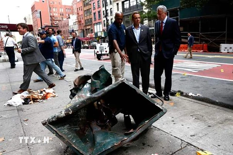 Thị trưởng thành phố New York Bill de Blasio (thứ hai, phải) và Thống đốc bang New York Andrew Cuomo (thứ ba, phải) tại hiện trường vụ nổ ở khu vực Chelsea ngày 18/9. (Nguồn: AFP/TTXVN)