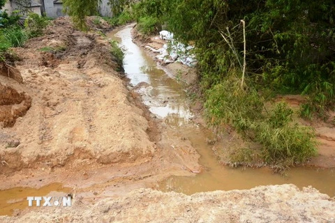 Bùn đất từ dự án sân golf của Tập đoàn FLC trôi xuống gây tắc nghẽn hệ thống thoát nước tại khu 3 phường Hà Trung hồi tháng 8. (Ảnh: Hoàng Giang/TTXVN)