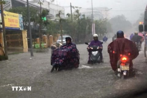 Nhiều tuyến đường ở thành phố Huế bị ngập lụt nặng (ảnh chụp lúc 15h ngày 21/9). (Ảnh: Quốc Việt/TTXVN)