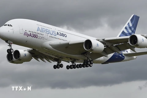 Máy bay A380 của hãng Airbus trình diễn tại Triển lãm hàng không quốc tế Farnborough, Anh ngày 11/7. (Nguồn: EPA/TTXVN)