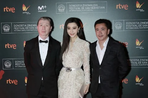 Nữ diễn viên Phạm Băng Băng, đạo diễn Phùng Tiểu Cương và nam diễn viên chính Wang Lei phim "Tôi không phải Phan Kim Liên" trong buổi ra mắt phim bộ phim. (Nguồn: weibo.com)