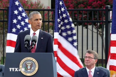 Tổng thống Barack Obama dự lễ tưởng niệm 15 năm vụ tấn công khủng bố 11/9 tại Lầu Năm góc ở Arlington, bang Virginia ngày 11/9. (Nguồn: AFP/TTXVN)
