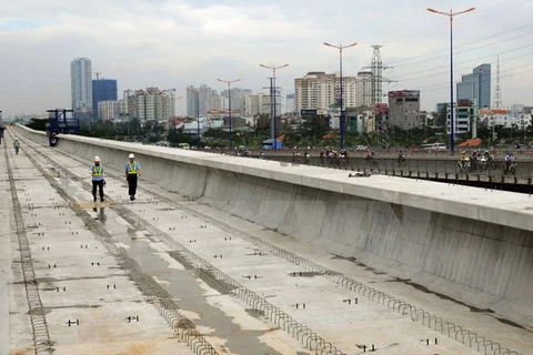Một đoạn dầm cầu đường sắt đô thị bắc qua sông Sài Gòn đã hoàn thành lao lắp. (Ảnh: An Hiếu/TTXVN)