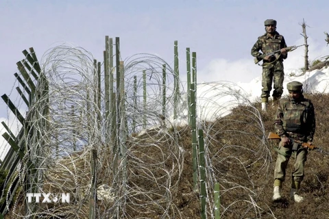 Binh sỹ Ấn Độ tuần tra dọc đường biên giới LoC giữa Ấn Độ và Pakistan. (Nguồn: AFP/TTXVN)