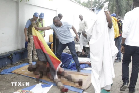 Nạn nhân thiệt mạng sau vụ cháy tại trụ sở một đảng đối lập ở Kinshasa, CHDC Congo ngày 20/9. (Nguồn: THX/TTXVN)