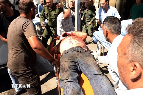 Chuyển người bị thương tới bệnh viện ở Aleppo ngày 28/9. (Nguồn: EPA/TTXVN)