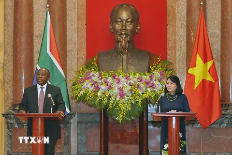 Phó Chủ tịch nước Đặng Thị Ngọc Thịnh và Ngài Cyril Ramaphosa, Phó Tổng thống Cộng hòa Nam Phi. (Ảnh: Nguyễn Khang/TTXVN)