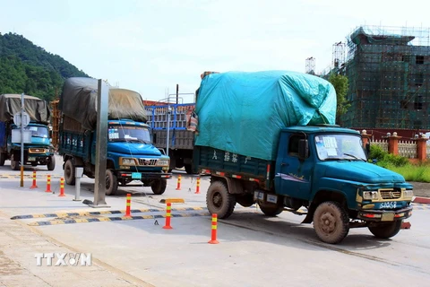 Các phương tiện vận tải của Trung Quốc nhập cảnh vào Việt Nam để nhận hàng hóa. (Ảnh: Thái Thuần/TTXVN)