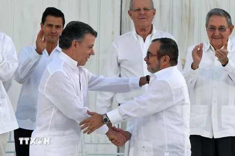  Tổng thống Colombia Juan Manuel Santos và thủ lĩnh FARC Timoleon Jimenez tại lễ ký kết thỏa thuận hòa bình ở Cartagena, Colombia ngày 26/9. (Nguồn: AFP/TTXVN)